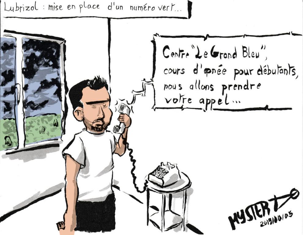 News drawing by Myster Ty.
Lubrizol: setting up a toll-free number.
A man on the phone: “Le Grand Bleu diving center, freediving courses for beginners, we will take your call.”