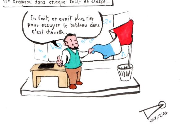 Un prof, tenant le drapeau français, dressé dans la corbeille : "C'est pratique, j'avais plus rien pour effacer le tableau".